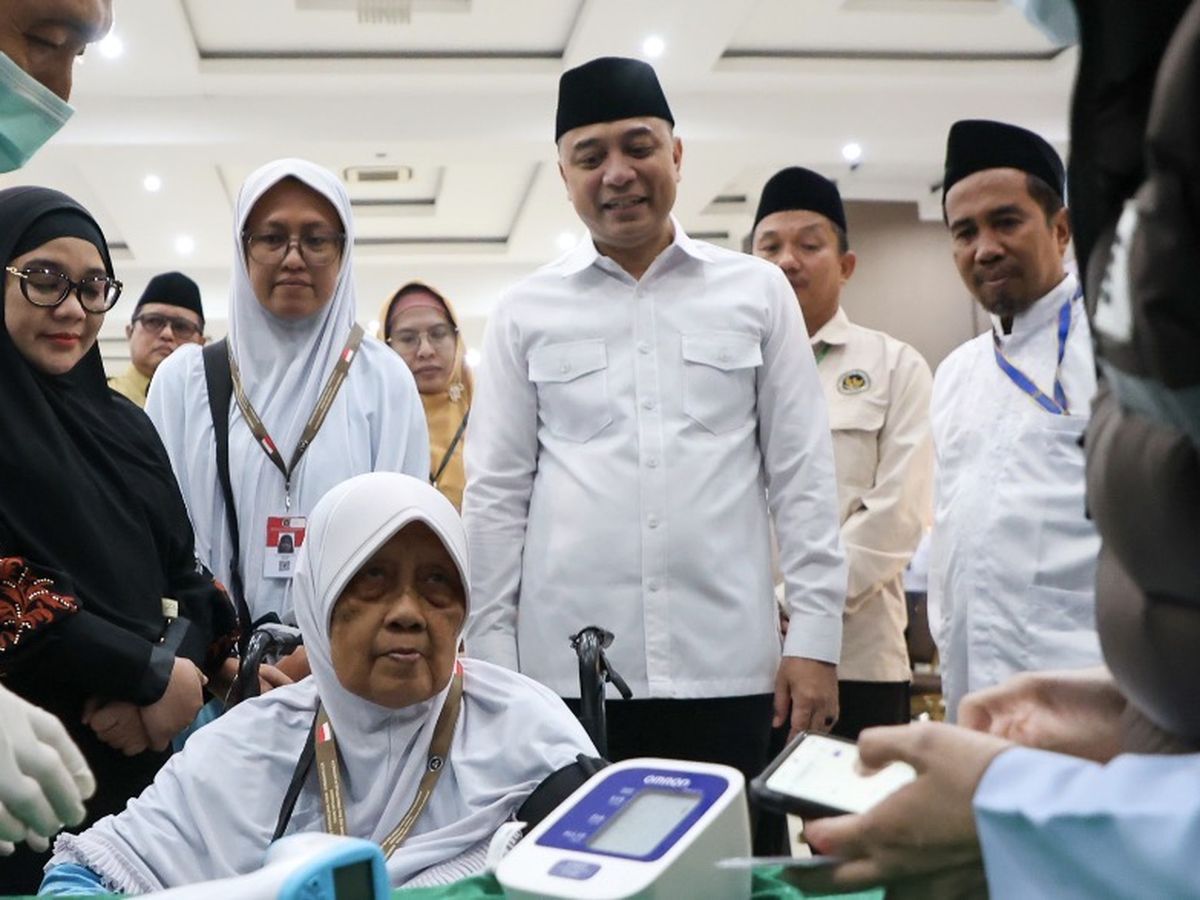 Wali Kota Surabaya Eri Cahyadi dan Keluarga Berangkat Menunaikan Ibadah Haji