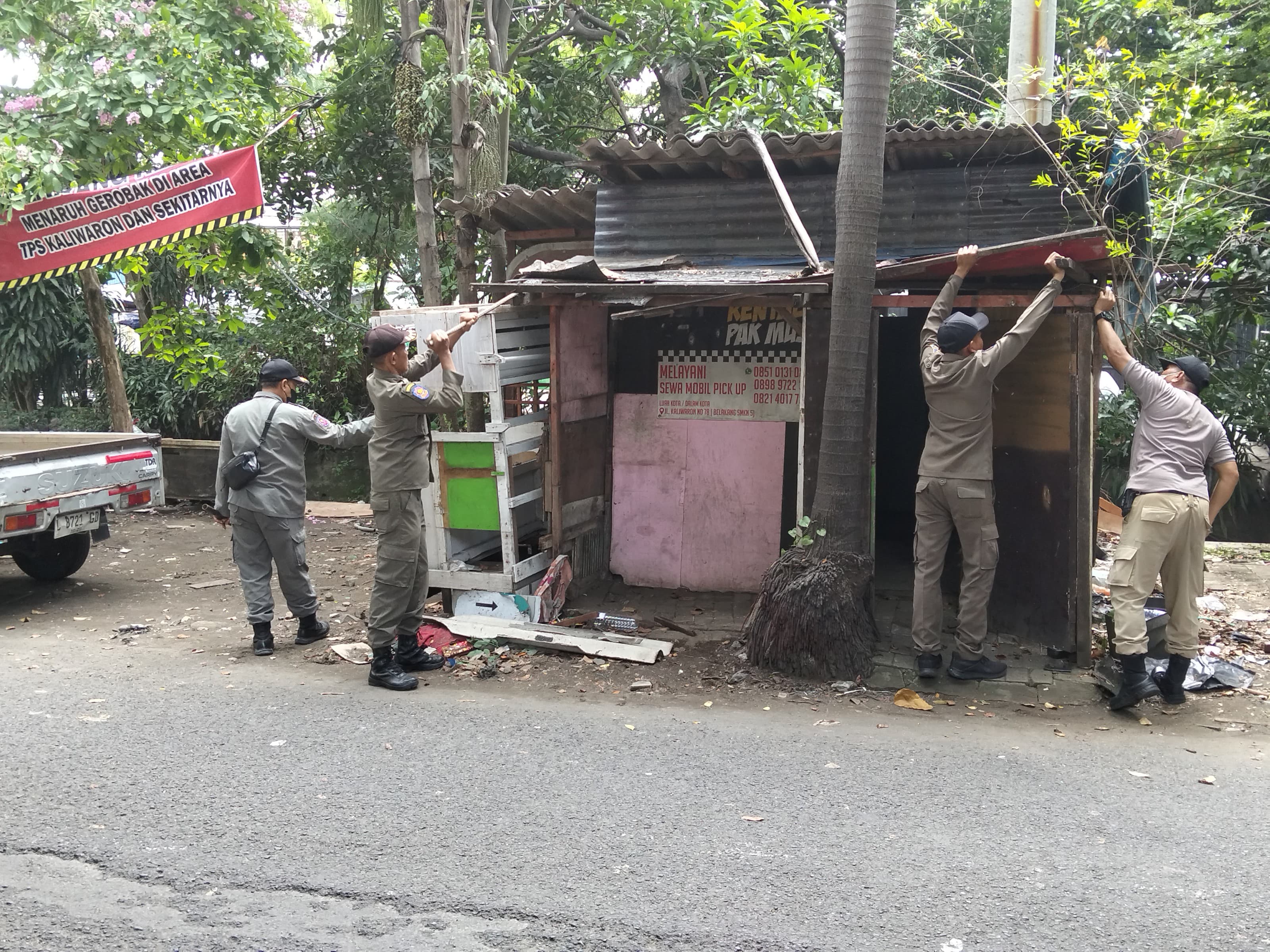 Penertiban Humanis Bantaran Sungai Kaliwaron, Warga Apresiasi Langkah Eri Cahyadi Wujudkan Surabaya Hijau dan Bersih