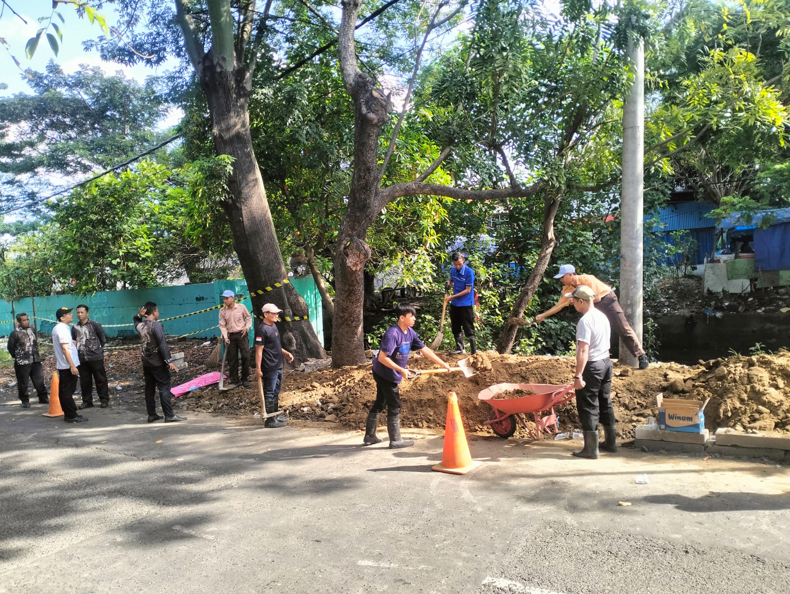 <div><strong>Kepala SMKN 5 menunjukkan komitmen kuat dalam menjaga kualitas lingkungan pendidikan</strong></div>